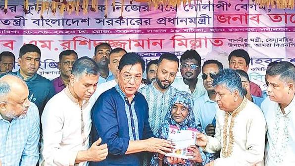 প্রধানমন্ত্রীর পক্ষে গোলাপি বেগমের হাতে বাড়ির চাবি তুলে দিলেন বিমানমন্ত্রী