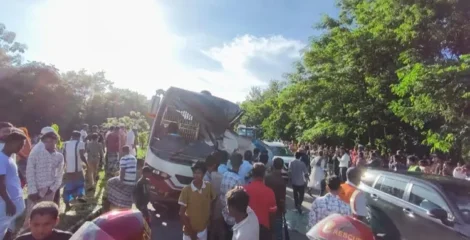 এক্সপ্রেসওয়েতে বিকল বাসে বাসের ধাক্কা, নিহত ৩