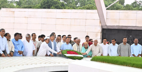 বিএনপির ৪৮তম প্রতিষ্ঠাবার্ষিকী : বাবা-মায়ের কবরে তারেক রহমানের শ্রদ্ধা