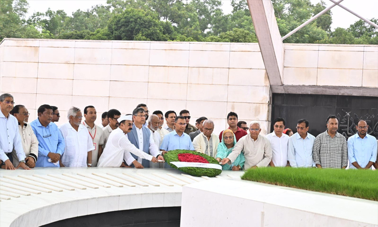 বিএনপির ৪৮তম প্রতিষ্ঠাবার্ষিকী : বাবা-মায়ের কবরে তারেক রহমানের শ্রদ্ধা
