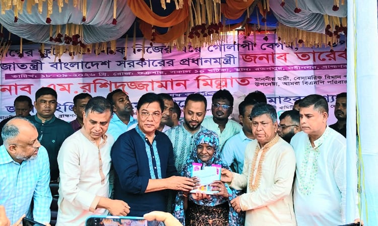 প্রধানমন্ত্রীর দেওয়া নতুন বাড়িতে উঠলেন ফুটপাতে থাকা গোলাপি বেগম
