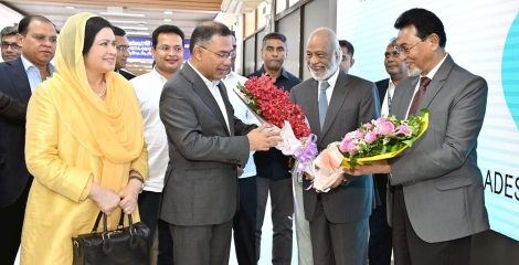জাতিসংঘ সফর শেষে দেশে ফিরেছেন প্রধানমন্ত্রী