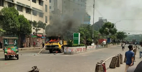 মিরপুরে ফুটপাত উচ্ছেদ ঘিরে সংঘর্ষ, সিটি করপোরেশনের গাড়িতে আগুন