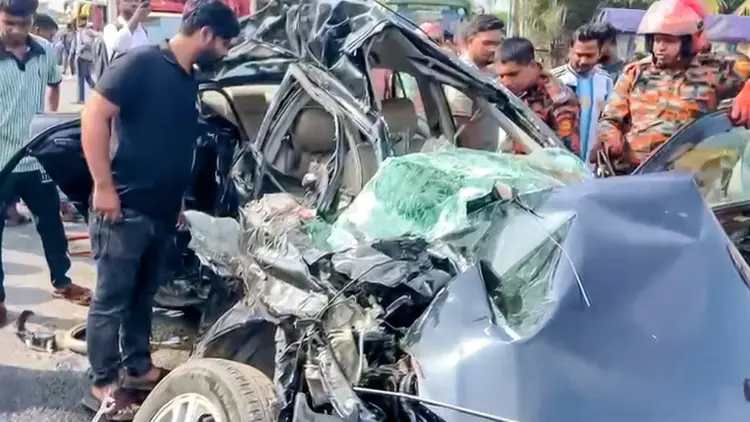 মুন্সীগঞ্জে বাস-প্রাইভেটকারের মুখোমুখি সংঘর্ষ, নিহত ৪