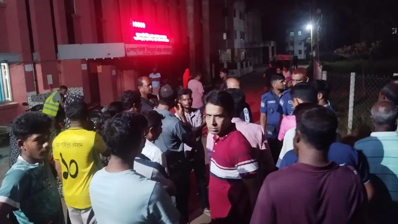 চায়ের ৪৫ টাকা নিয়ে দুই পক্ষের সংঘর্ষ, হাসপাতালে গিয়েও মারামারি