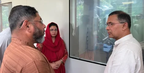 আহত সেনা কর্মকর্তাকে দেখতে সিএমএইচে প্রধানমন্ত্রী