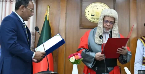 শপথ নিলেন পিএসসির নতুন চেয়ারম্যান নাজমুজ্জামান ভূঁইয়া
