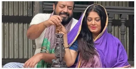 মৌসুমীর সঙ্গে হারিকেন হাতে, পুরোনো দিনের স্মৃতিতে ওমর সানী