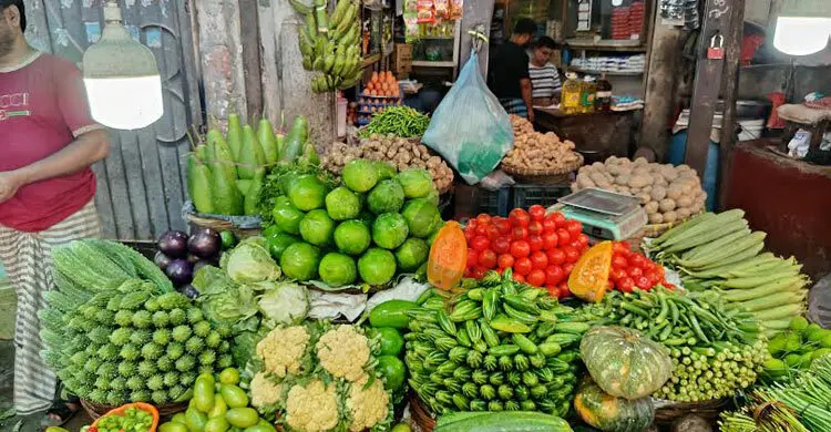 রাজধানীর বাজারে চড়া সবজির দাম, স্বস্তি শুধু পেঁপে ও মিষ্টি কুমড়ায়