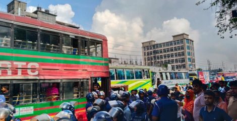 বকেয়া বেতনের দাবিতে মহাসড়ক অবরোধ, সাউন্ড গ্রেনেডে শ্রমিকদের ছত্রভঙ্গ করল পুলিশ