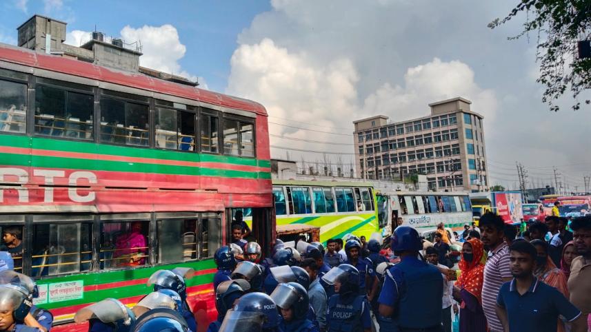 বকেয়া বেতনের দাবিতে মহাসড়ক অবরোধ, সাউন্ড গ্রেনেডে শ্রমিকদের ছত্রভঙ্গ করল পুলিশ