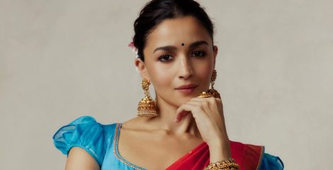 গোলাপি শাড়ি-নীল ব্লাউজে বাঙালি সাজে মুগ্ধ করলেন আলিয়া ভাট