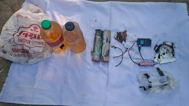 লালন মাজারের প্রবেশপথে পেট্রল ও তারযুক্ত সন্দেহজনক ডিভাইস উদ্ধার