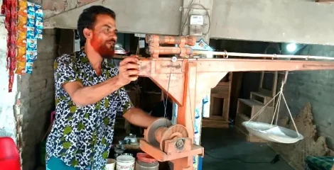 কাঠের ক্রেনে চা-বিস্কুট পৌঁছে দেন হাতেম, খরচ মাত্র সাড়ে ৫ হাজার টাকা