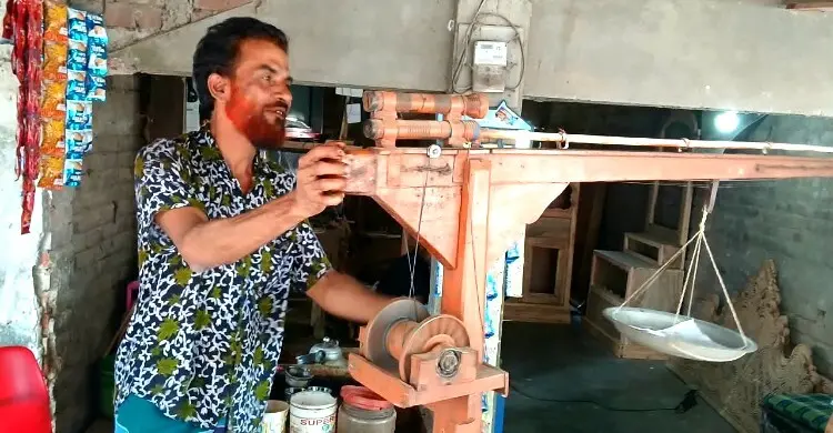 কাঠের ক্রেনে চা-বিস্কুট পৌঁছে দেন হাতেম, খরচ মাত্র সাড়ে ৫ হাজার টাকা