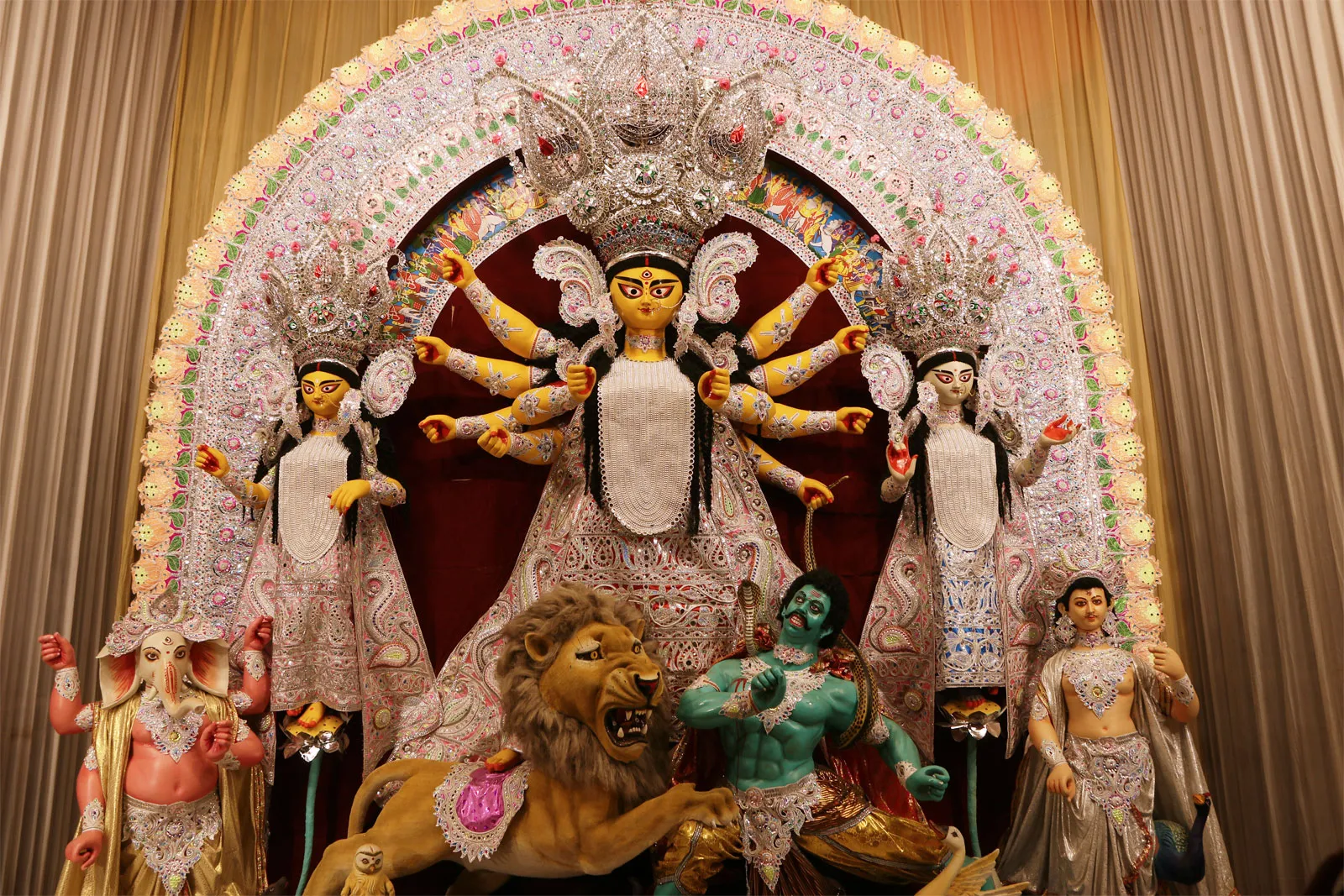 শুক্রবার থেকে দুর্গোৎসব, পাঁচ দিনের ছুটিতে উৎসবের আমেজ