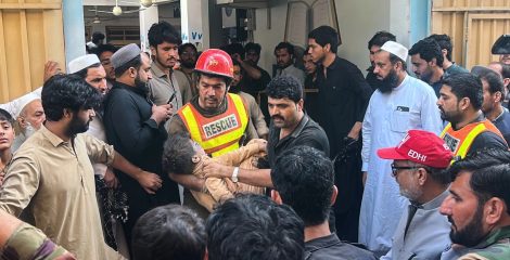 পাকিস্তানে স্কুলের ছাদ ধসে ১৮ জন নিহত, ধ্বংসস্তূপে আটকা বহু শিশু