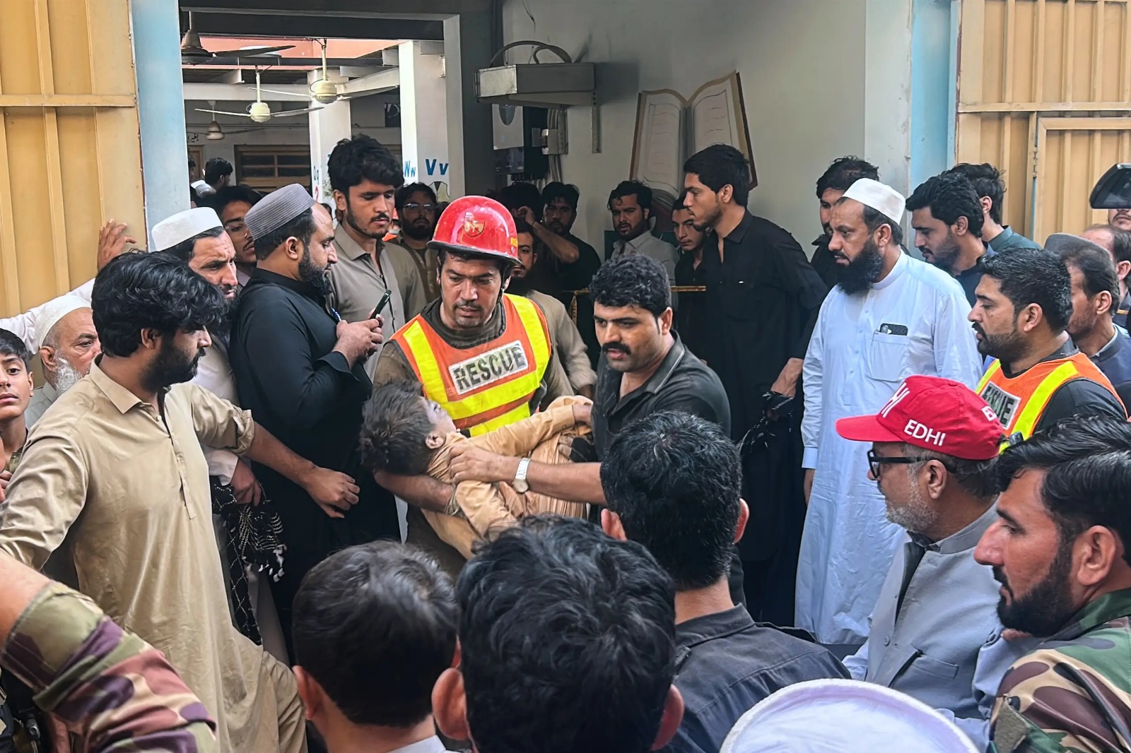 পাকিস্তানে স্কুলের ছাদ ধসে ১৮ জন নিহত, ধ্বংসস্তূপে আটকা বহু শিশু