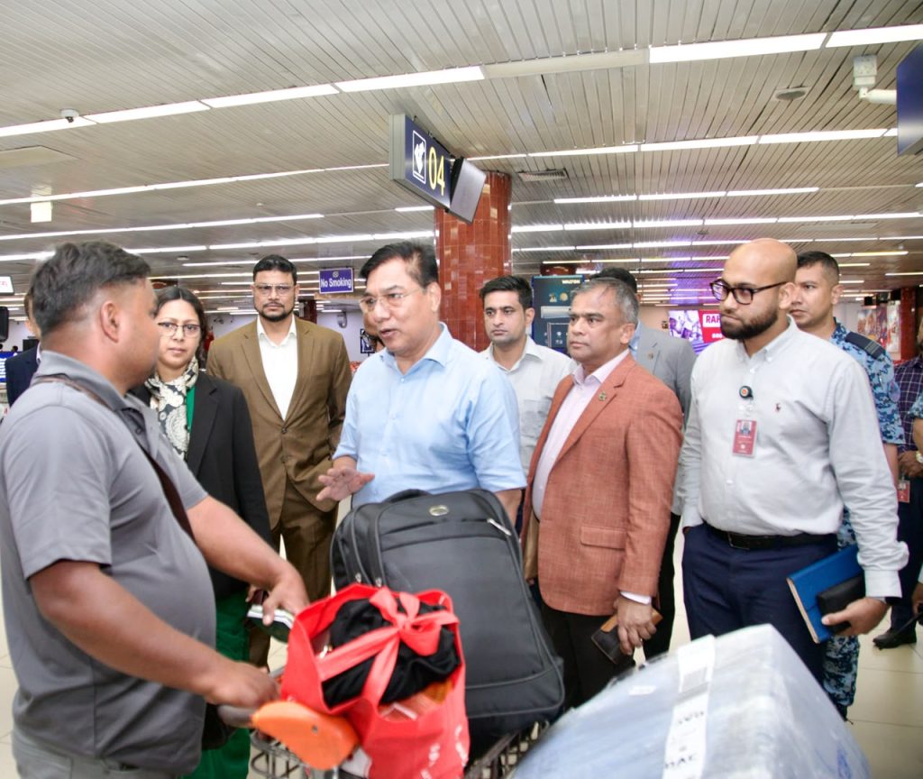 শাহজালালে ১৫-২০ মিনিটেই লাগেজ পাচ্ছেন যাত্রীরা, সন্তোষ জানালেন মন্ত্রী