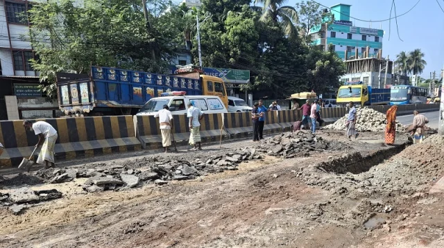 প্রধানমন্ত্রীর সফর ঘিরে সড়ক সংস্কার, দুই দিনেই ফের খানাখন্দ