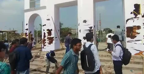 সচিবালয় স্থানান্তরের প্রতিবাদে পুরোনো বাণিজ্য মেলার মাঠে ভাঙচুর