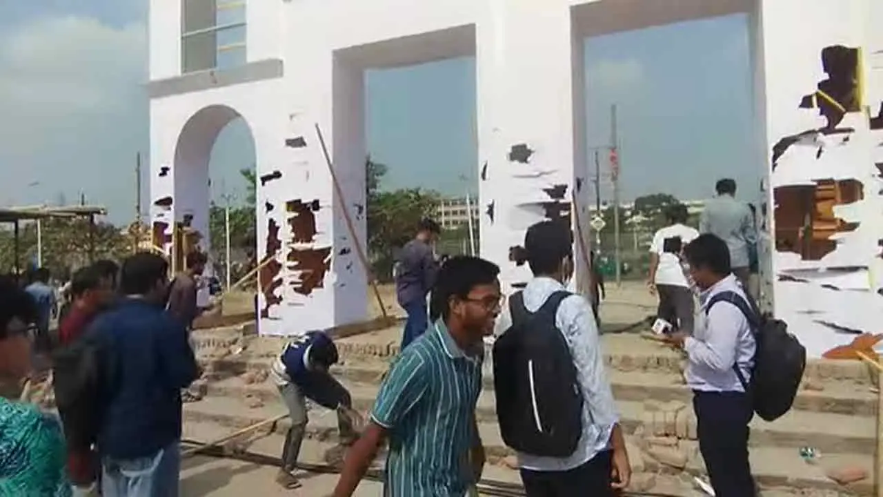 সচিবালয় স্থানান্তরের প্রতিবাদে পুরোনো বাণিজ্য মেলার মাঠে ভাঙচুর
