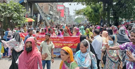 ৩০ হাজার টাকা ন্যূনতম মজুরির দাবিতে শ্রমিকদের অবরোধ, অচল বিমানবন্দর সড়ক
