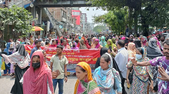 ৩০ হাজার টাকা ন্যূনতম মজুরির দাবিতে শ্রমিকদের অবরোধ, অচল বিমানবন্দর সড়ক