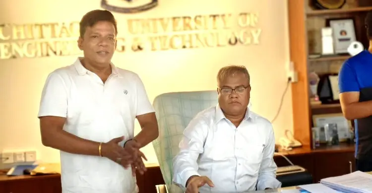 আন্দোলনের ২১ দিন পর চুয়েটের প্রশাসনিক ভবনের তালা ভেঙে ঢুকলেন নতুন উপাচার্য