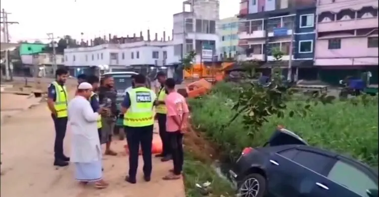 দুর্ঘটনার পর ফেলে যাওয়া প্রাইভেটকারে মিলল ৪০ লিটার মদ