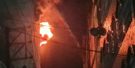 চকবাজারে সাততলা ভবনে আগুন, ছড়িয়ে পড়েছে পাশের ভবনেও