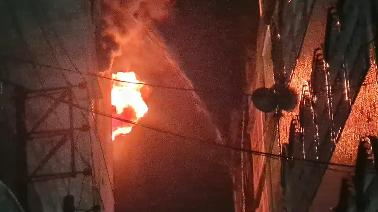 চকবাজারে সাততলা ভবনে আগুন, ছড়িয়ে পড়েছে পাশের ভবনেও