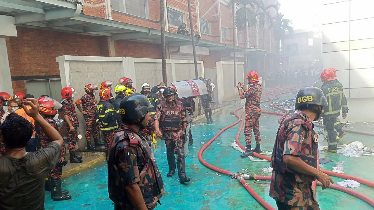 গাজীপুরে ওষুধ কারখানায় ভয়াবহ আগুন, ২১ ইউনিটের চেষ্টায় নিয়ন্ত্রণে