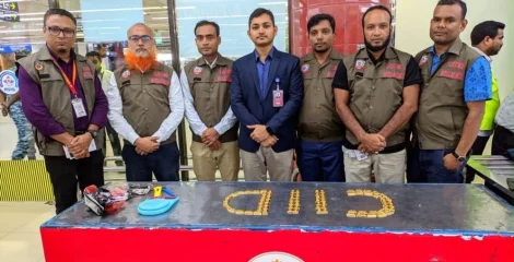জুতার ভেতর ৯ কেজি স্বর্ণ, দুই বিমানকর্মী আটক