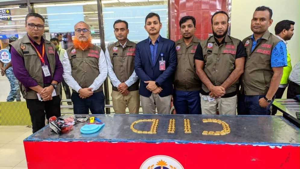 জুতার ভেতর ৯ কেজি স্বর্ণ, দুই বিমানকর্মী আটক