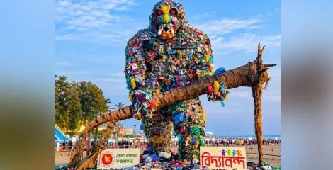 কক্সবাজার সৈকতে প্লাস্টিকের দানব, বর্জ্য দিয়ে দূষণবিরোধী বার্তা