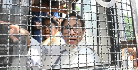 ভোটের অনিয়ম ও সিইসি-র পদত্যাগের দাবিতে বিক্ষোভে আটক মমতা
