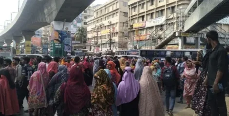 বেতন-ভাতার দাবিতে মিরপুর-১০-এ পোশাকশ্রমিকদের সড়ক অবরোধ