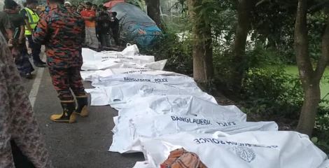 নাটোরে বাস-ট্রাকের ভয়াবহ সংঘর্ষ, নিহত ১৩, আহত অন্তত ২৫