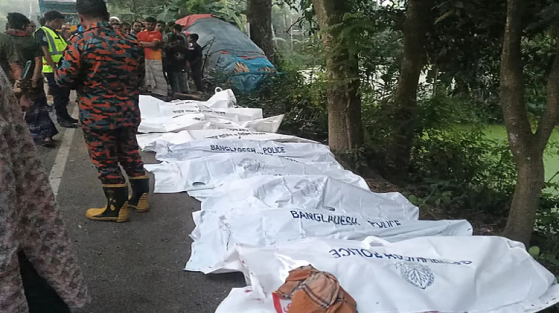 নাটোরে বাস-ট্রাকের ভয়াবহ সংঘর্ষ, নিহত ১৩, আহত অন্তত ২৫