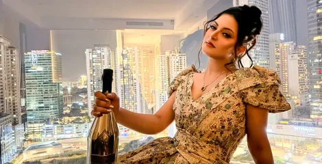 মালয়েশিয়ার বিলাসবহুল হোটেলে পরীমনি, হাতে থাকা বোতল নিয়ে কৌতূহল