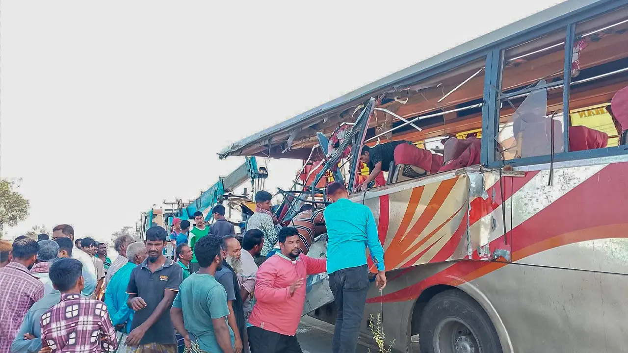 রংপুরে বাস-ডাম্প ট্রাক সংঘর্ষে নিহত ৩, আহত অন্তত ১৫