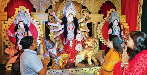 আজ মহাসপ্তমী: ঢাকের বাদ্য, শঙ্খধ্বনি আর দেবী বন্দনায় মুখর পূজামণ্ডপ