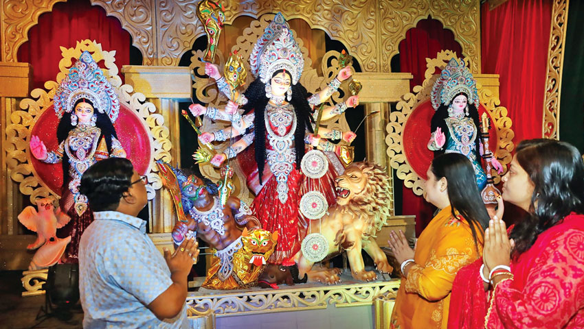 আজ মহাসপ্তমী: ঢাকের বাদ্য, শঙ্খধ্বনি আর দেবী বন্দনায় মুখর পূজামণ্ডপ