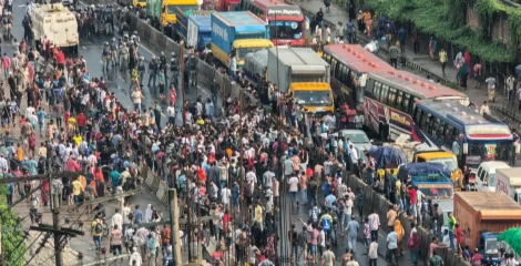 বেতন-ভাতা বাড়ানোর দাবিতে আবারও ঢাকা-টাঙ্গাইল মহাসড়ক অবরোধ