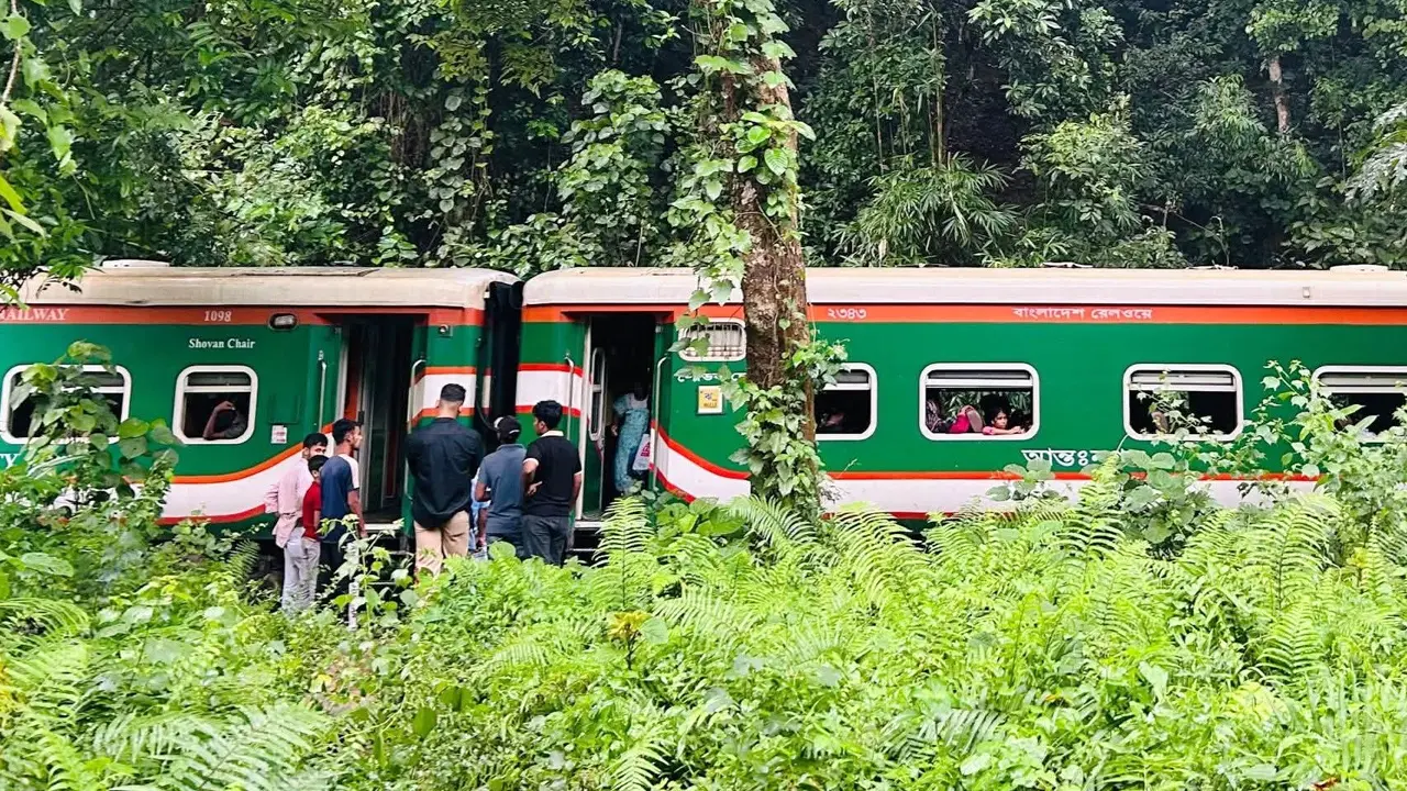 লাউয়াছড়ায় বিচ্ছিন্ন ৬ বগি উদ্ধার, ৪ ঘণ্টা পর রেল চলাচল স্বাভাবিক