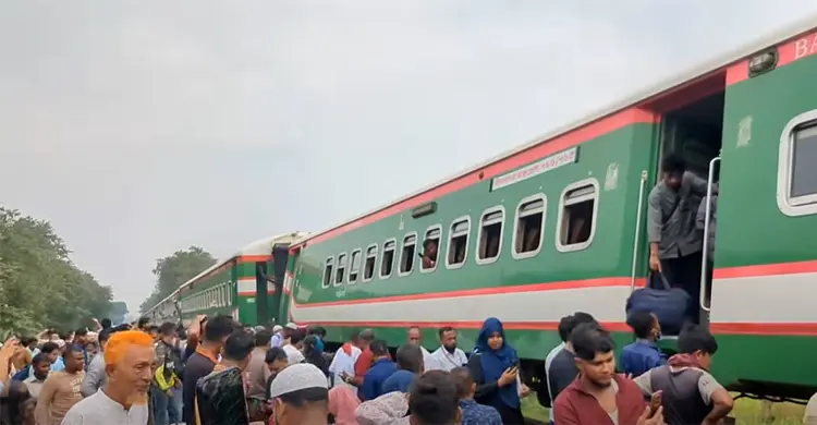 টাঙ্গাইলে নীলসাগর এক্সপ্রেস লাইনচ্যুত, ঢাকার সঙ্গে উত্তরবঙ্গের রেল যোগাযোগ বন্ধ